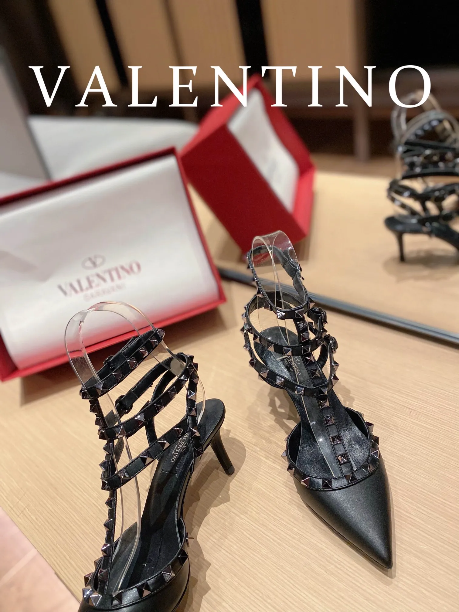 P👟👟Ex-factory price 560👟👟 Women's shoes, women's clothing 𝙑𝙖𝙡𝙚𝙣𝙩𝙞𝙣𝙤/Valentino𝙑𝙏 🎁Latest colors😍ʚ😊ɞ has been an Italian national treasure brand since the 1960s. Timeless and deeply rooted in people's hearts❤ Never out of date. One of the must-have items 〰 ɪɴѓᴏʀᴍᴀᴛɪᴏɴ 〰♡ There are many colors for you to choose from💝Original molded electric rivets (non-oxidized) High-end customized imported cowhide➠Mirror patent leather❗️Details in place🆚Exclusive color card💯Comfortable sheepskin lining✅Imported Italian leather outsole🇮🇹 Size: 35-39 (34.40.41.4👟👟Ex-factory price 4) Also customized♡♡ Heel height: ➠6.5cm